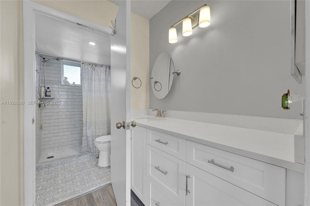 For Sale: $139,000 (1 beds, 1 baths, 720 Square Feet)