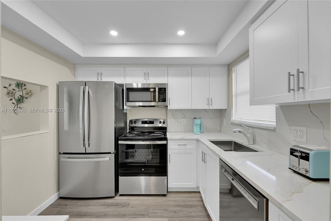 For Sale: $139,000 (1 beds, 1 baths, 720 Square Feet)