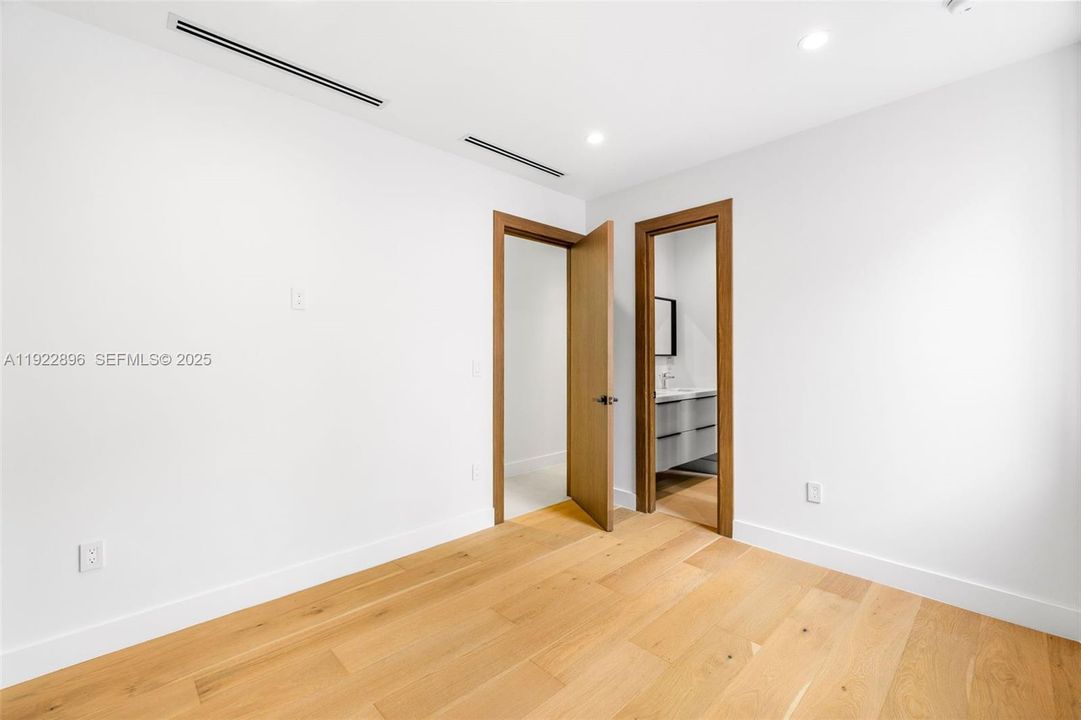 For Sale: $2,550,000 (4 beds, 3 baths, 2890 Square Feet)