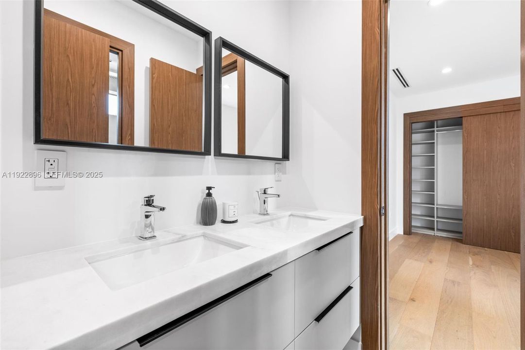 For Sale: $2,550,000 (4 beds, 3 baths, 2890 Square Feet)