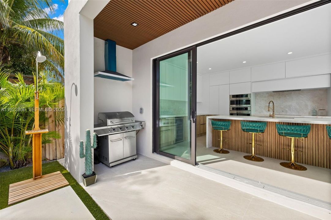 For Sale: $2,550,000 (4 beds, 3 baths, 2890 Square Feet)