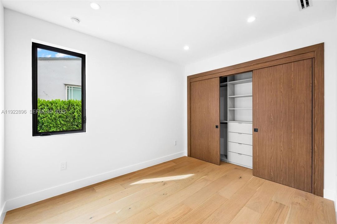 For Sale: $2,550,000 (4 beds, 3 baths, 2890 Square Feet)