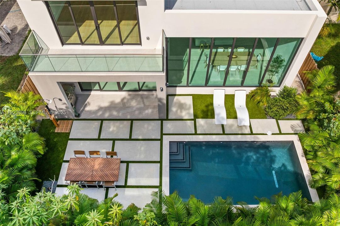 For Sale: $2,550,000 (4 beds, 3 baths, 2890 Square Feet)