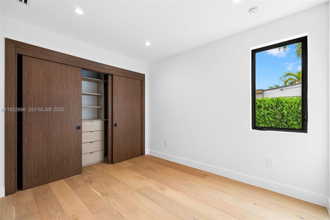 For Sale: $2,550,000 (4 beds, 3 baths, 2890 Square Feet)