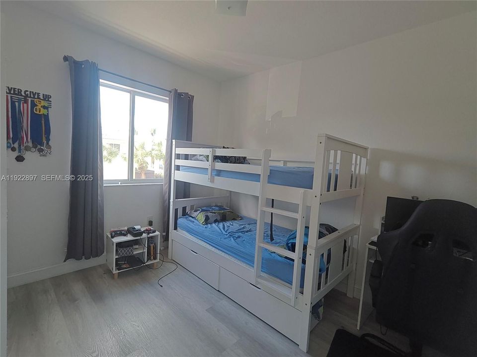 For Sale: $399,999 (2 beds, 2 baths, 1150 Square Feet)