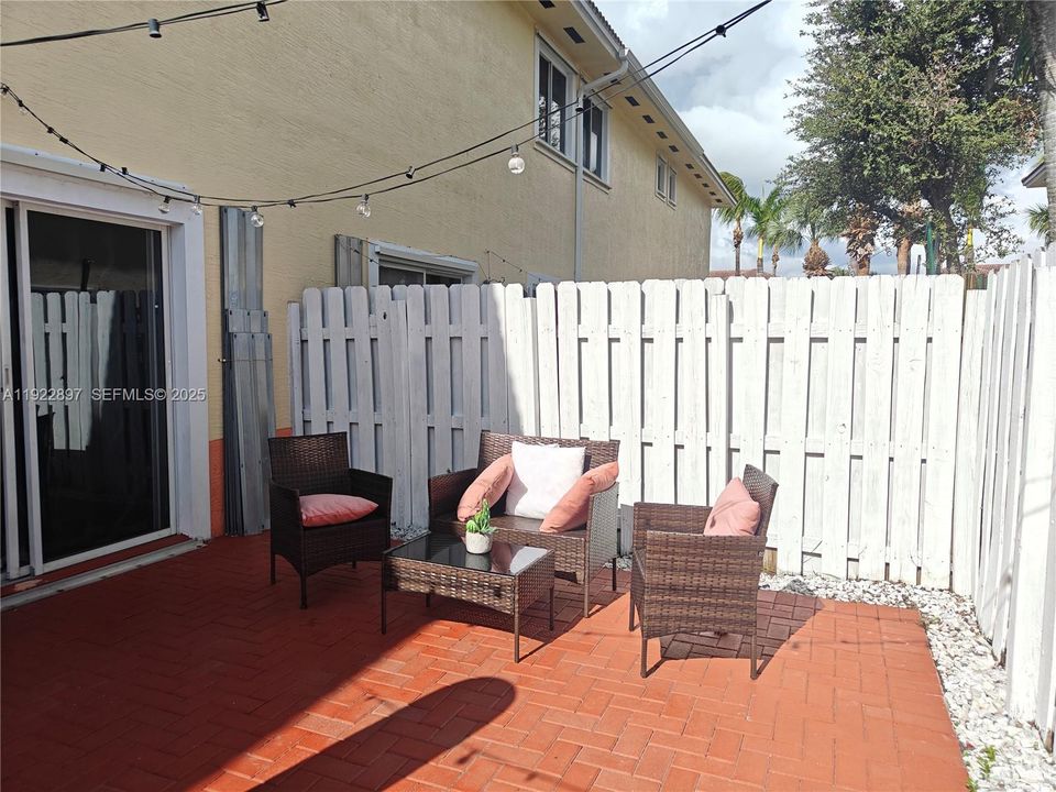 For Sale: $399,999 (2 beds, 2 baths, 1150 Square Feet)