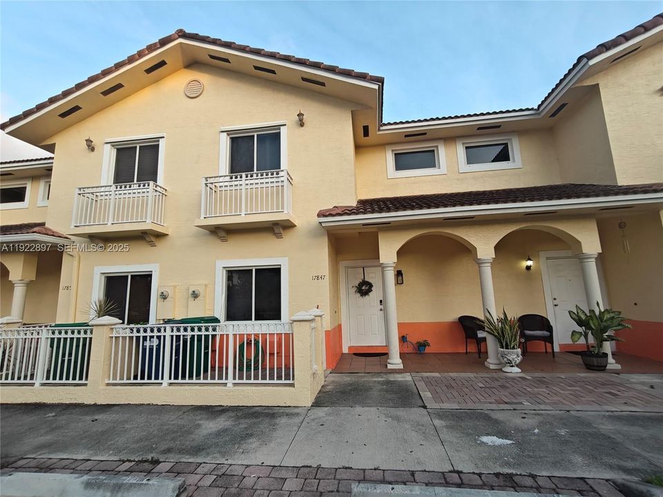 For Sale: $399,999 (2 beds, 2 baths, 1150 Square Feet)