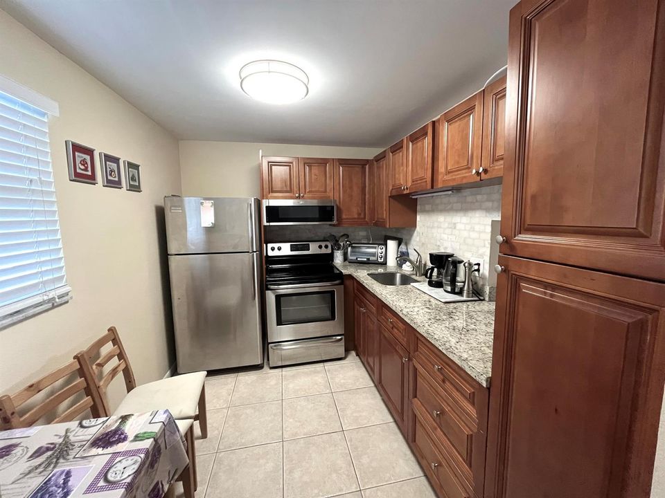 Nice ktch with in-the-kitchen corner