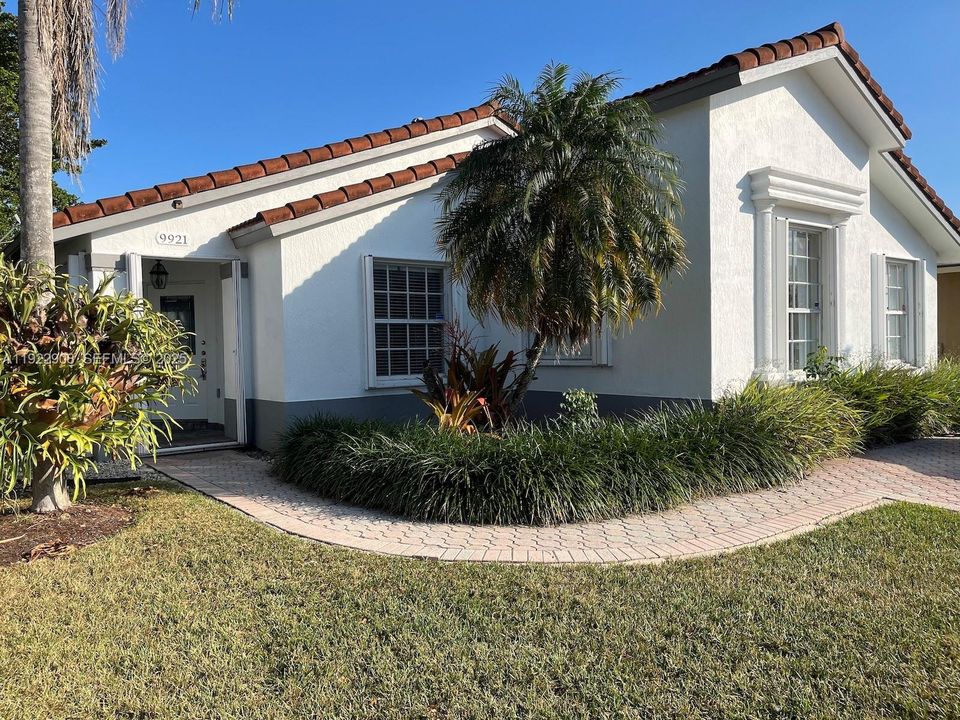 For Sale: $549,000 (3 beds, 2 baths, 1723 Square Feet)