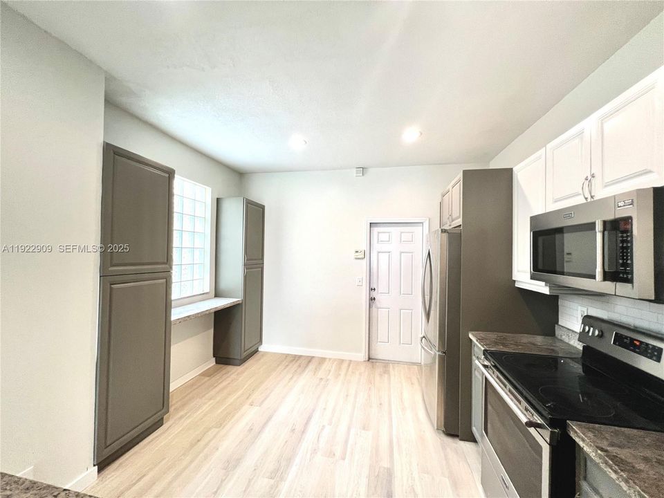 For Rent: $3,550 (3 beds, 2 baths, 1469 Square Feet)