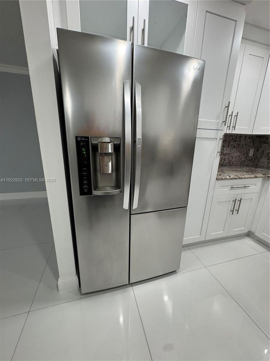 На продажу: $339,900 (3 спален, 2 ванн, 1093 Квадратных фут)