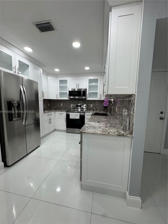 На продажу: $339,900 (3 спален, 2 ванн, 1093 Квадратных фут)