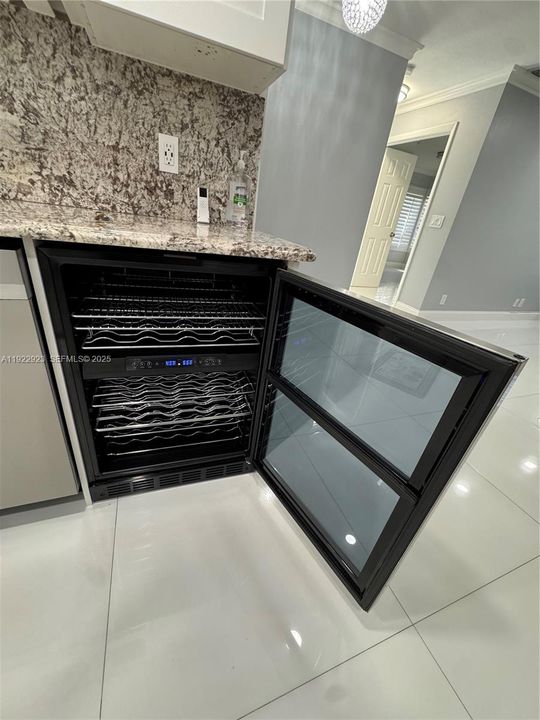 На продажу: $339,900 (3 спален, 2 ванн, 1093 Квадратных фут)