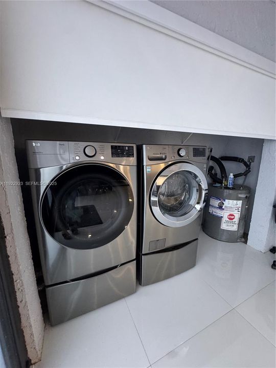 На продажу: $339,900 (3 спален, 2 ванн, 1093 Квадратных фут)