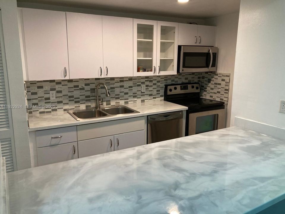 На продажу: $310,000 (2 спален, 2 ванн, 1083 Квадратных фут)