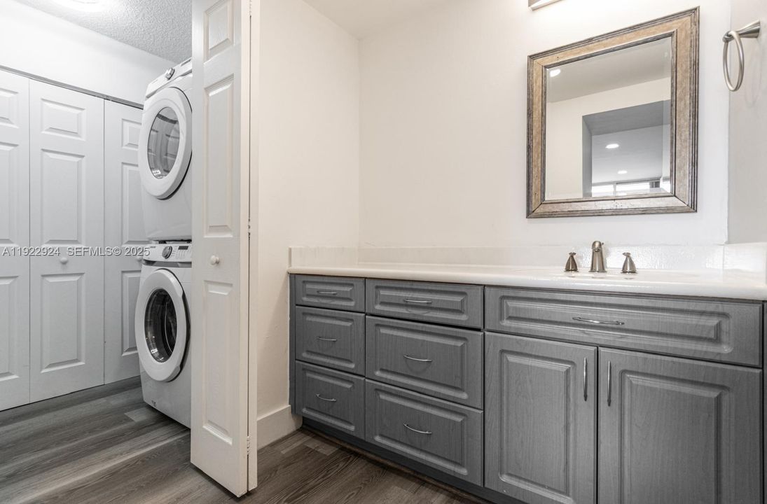 На продажу: $310,000 (2 спален, 2 ванн, 1083 Квадратных фут)