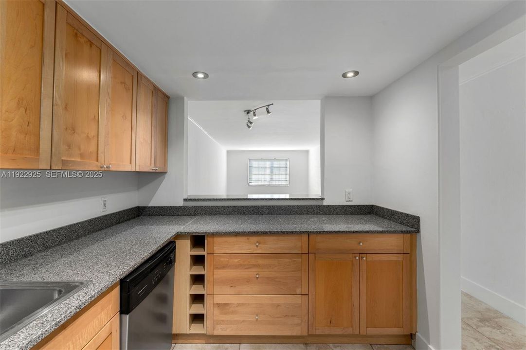 待售: $565,000 (2 贝兹, 2 浴室, 1109 平方英尺)