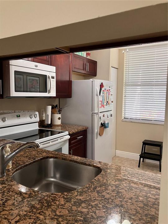 На продажу: $249,000 (2 спален, 2 ванн, 937 Квадратных фут)