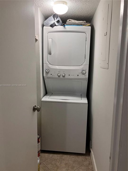 На продажу: $249,000 (2 спален, 2 ванн, 937 Квадратных фут)