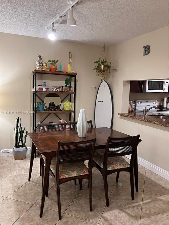 На продажу: $249,000 (2 спален, 2 ванн, 937 Квадратных фут)