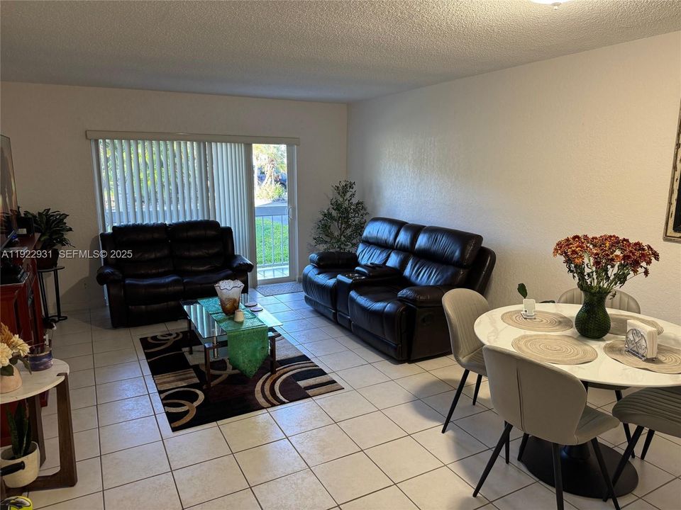 For Sale: $299,000 (2 beds, 1 baths, 804 Square Feet)