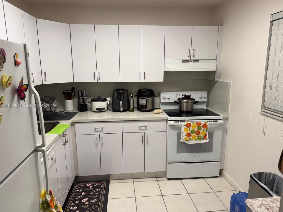 For Sale: $299,000 (2 beds, 1 baths, 804 Square Feet)
