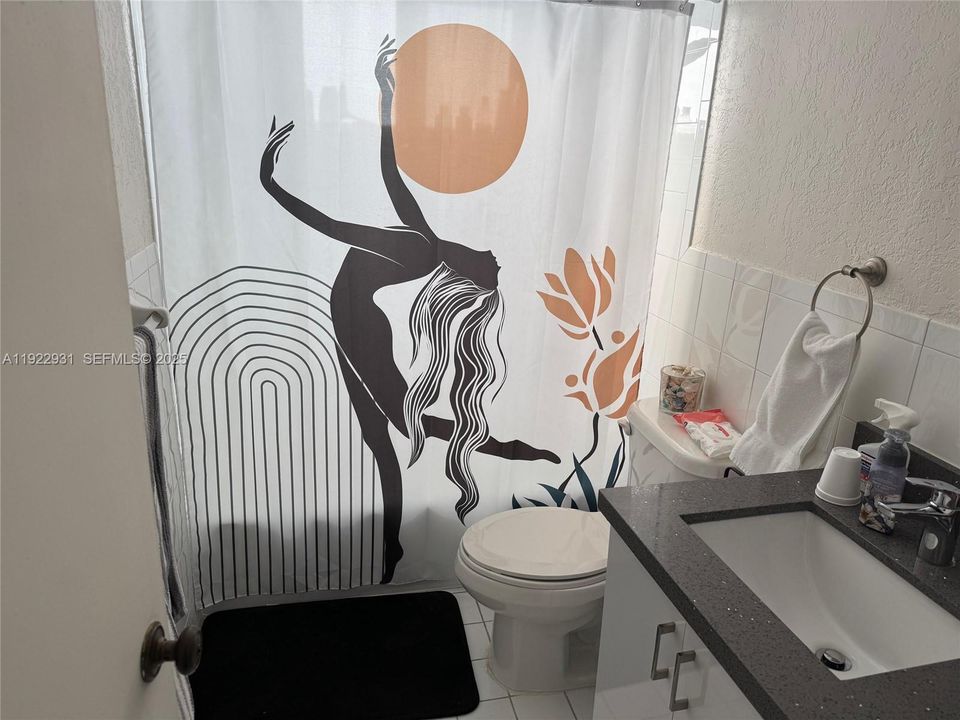 For Sale: $299,000 (2 beds, 1 baths, 804 Square Feet)