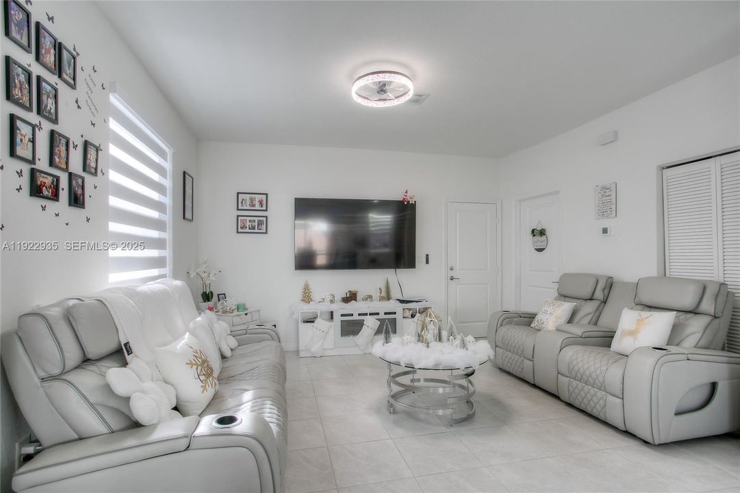 На продажу: $539,900 (3 спален, 2 ванн, 1812 Квадратных фут)