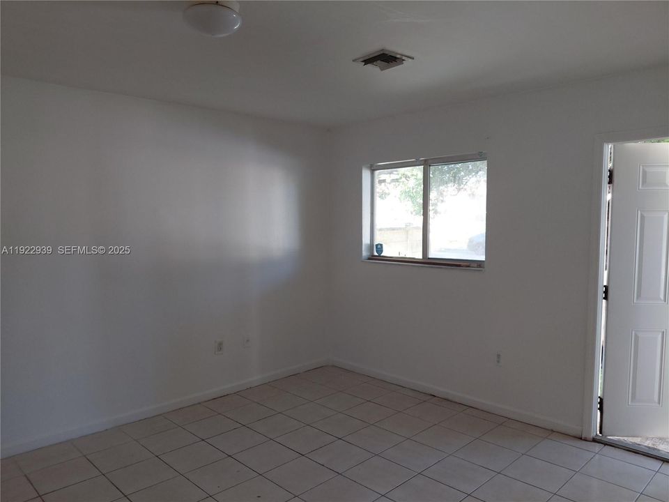 For Rent: $2,650 (4 beds, 2 baths, 1086 Square Feet)