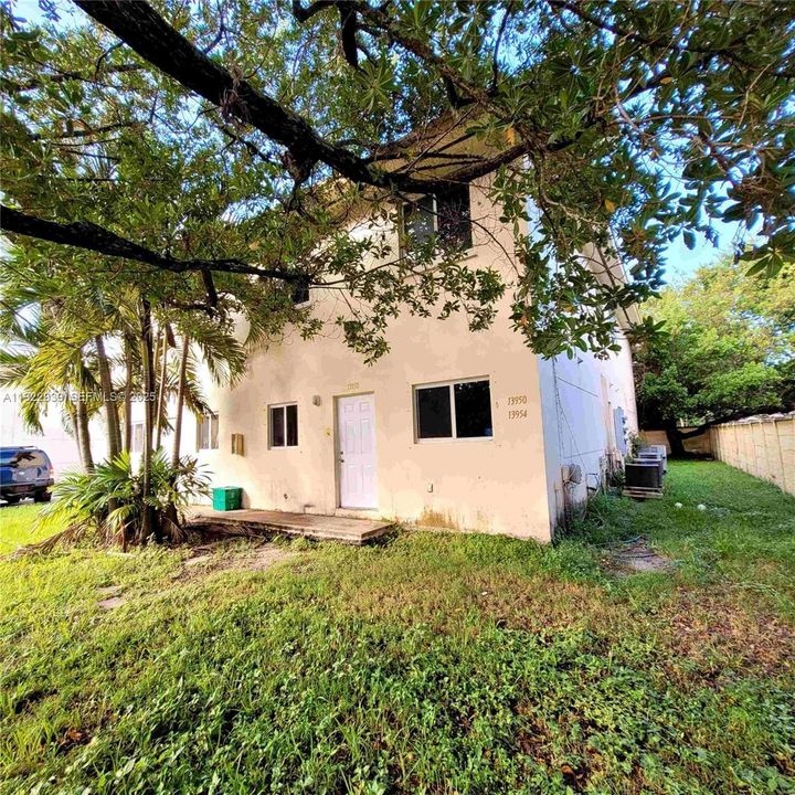 For Rent: $2,650 (4 beds, 2 baths, 1086 Square Feet)