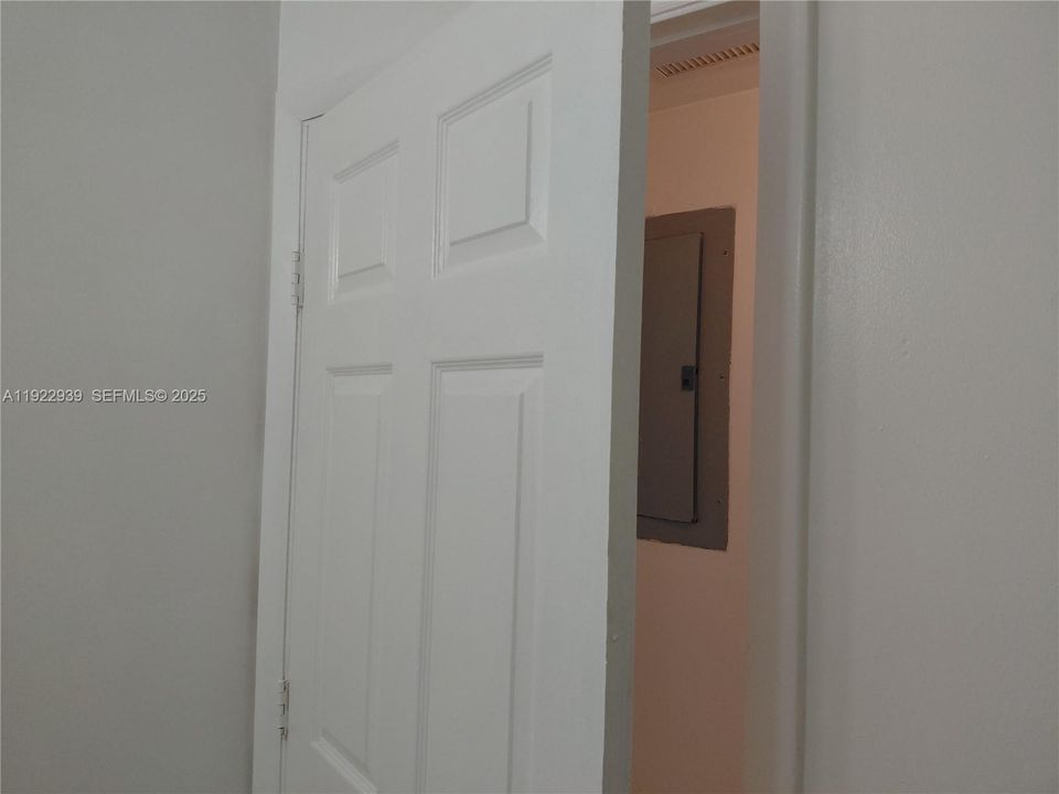 For Rent: $2,650 (4 beds, 2 baths, 1086 Square Feet)