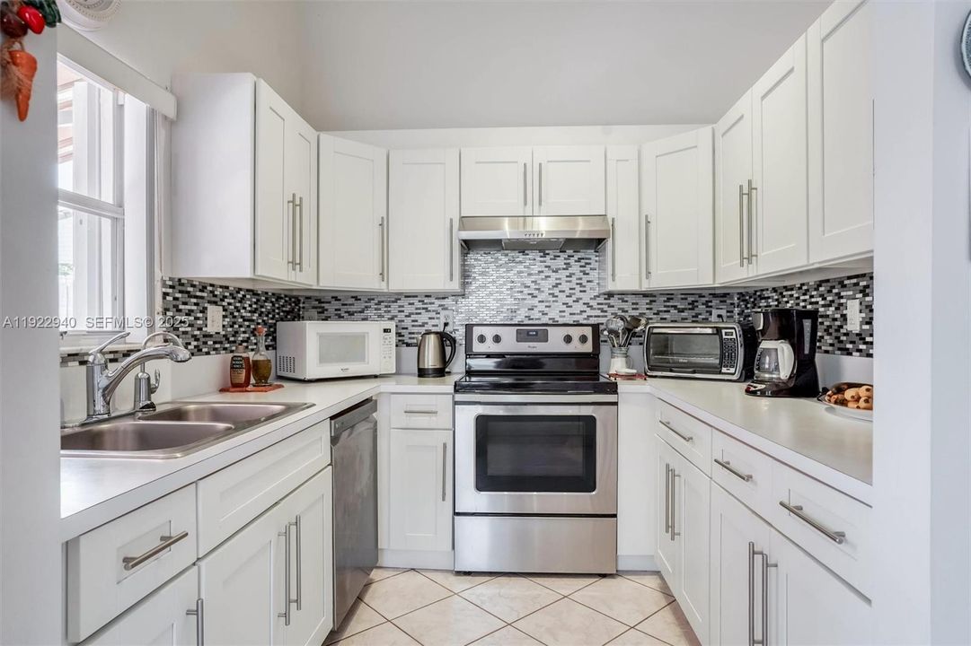 For Sale: $530,000 (3 beds, 2 baths, 1301 Square Feet)