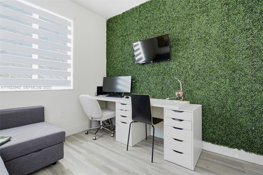 For Sale: $550,000 (3 beds, 2 baths, 1315 Square Feet)