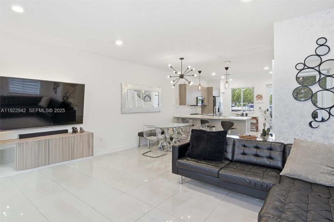 For Sale: $550,000 (3 beds, 2 baths, 1315 Square Feet)