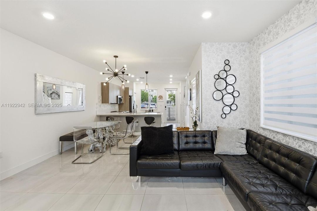 For Sale: $550,000 (3 beds, 2 baths, 1315 Square Feet)