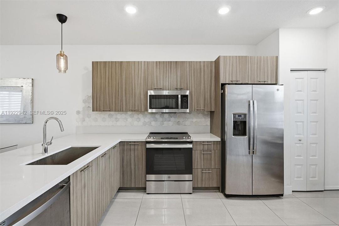 For Sale: $550,000 (3 beds, 2 baths, 1315 Square Feet)