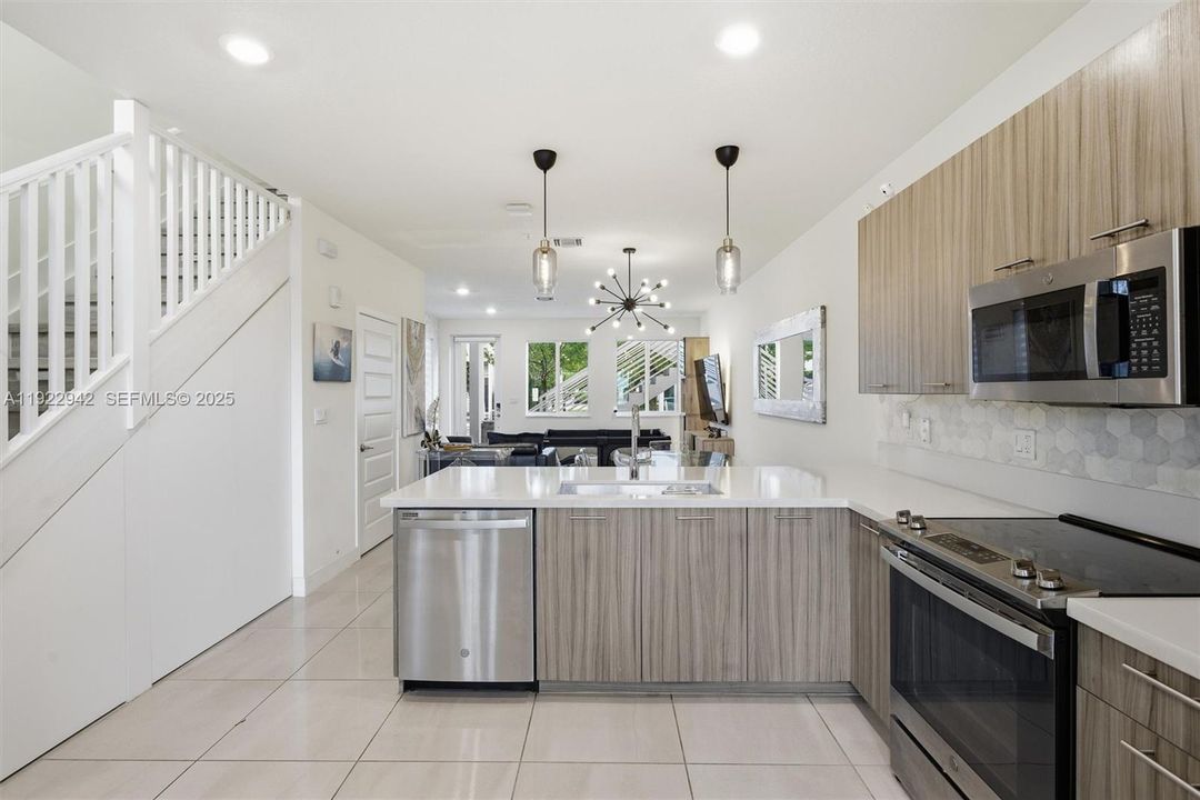 For Sale: $550,000 (3 beds, 2 baths, 1315 Square Feet)