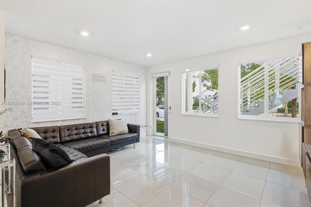 For Sale: $550,000 (3 beds, 2 baths, 1315 Square Feet)