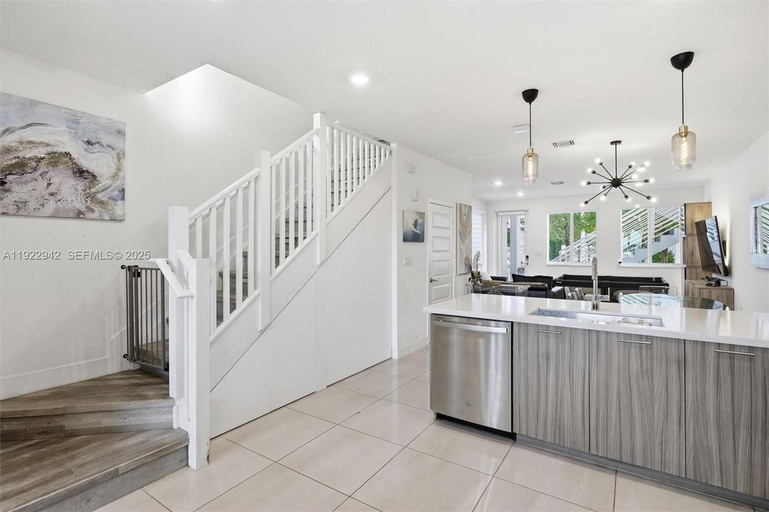 For Sale: $550,000 (3 beds, 2 baths, 1315 Square Feet)