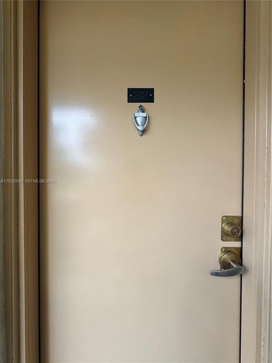 For Rent: $1,750 (1 beds, 1 baths, 700 Square Feet)