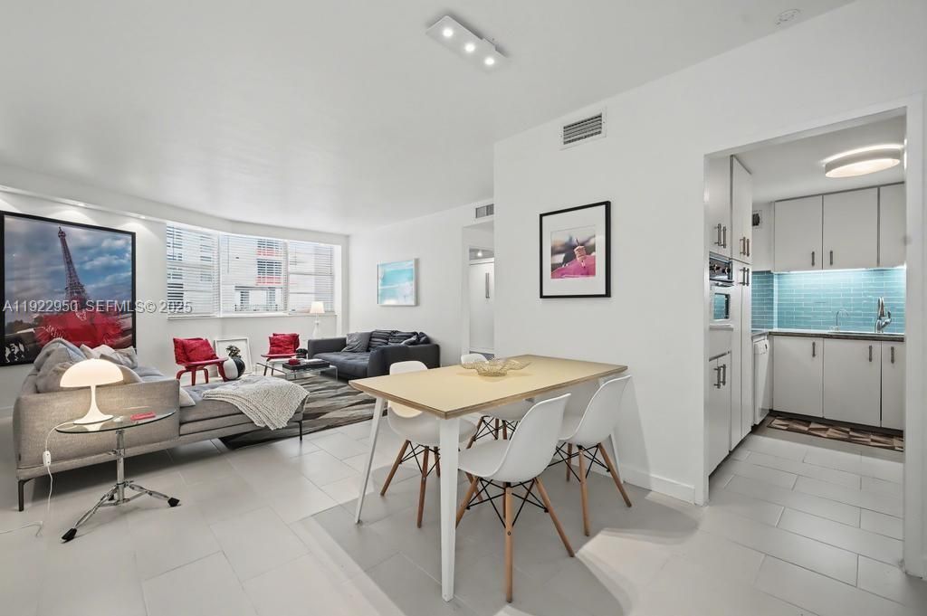 出租: $2,400 (1 贝兹, 1 浴室, 779 平方英尺)