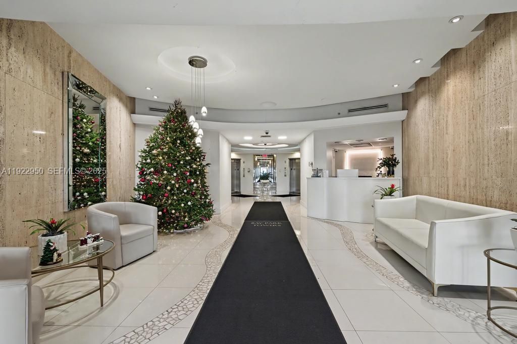 出租: $2,400 (1 贝兹, 1 浴室, 779 平方英尺)