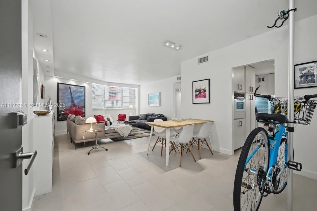 出租: $2,400 (1 贝兹, 1 浴室, 779 平方英尺)