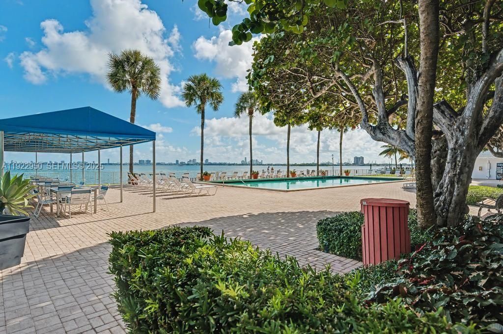 出租: $2,400 (1 贝兹, 1 浴室, 779 平方英尺)