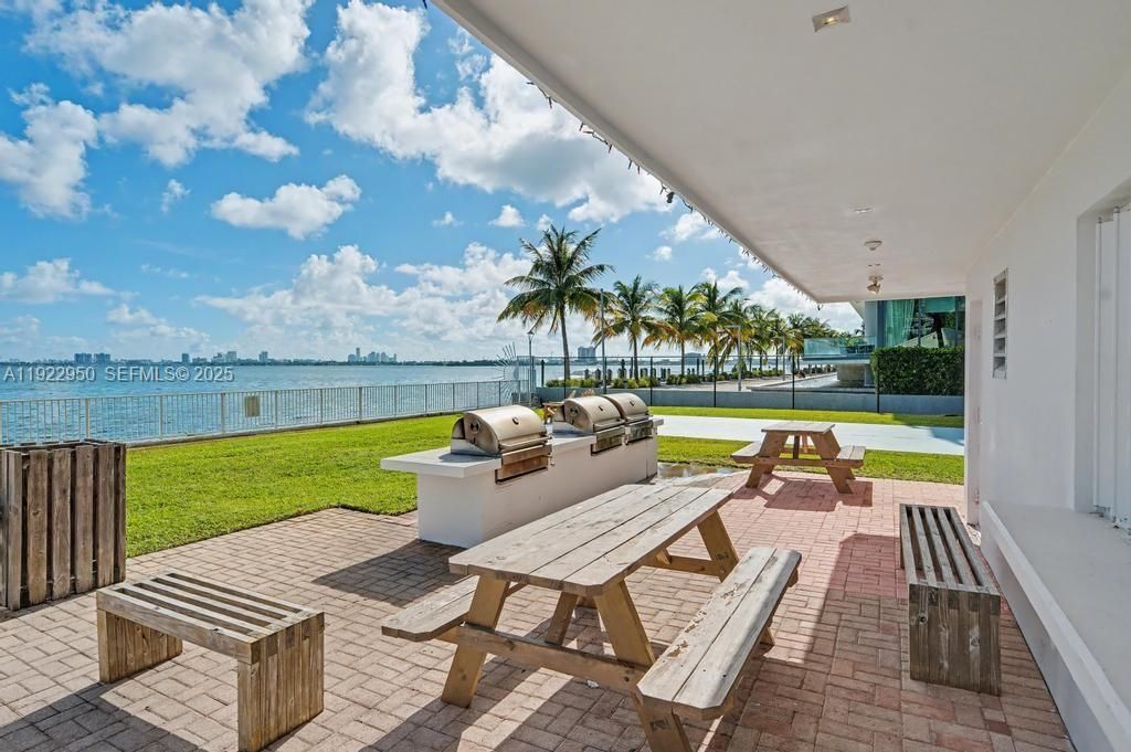 出租: $2,400 (1 贝兹, 1 浴室, 779 平方英尺)