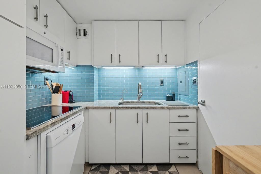 出租: $2,400 (1 贝兹, 1 浴室, 779 平方英尺)