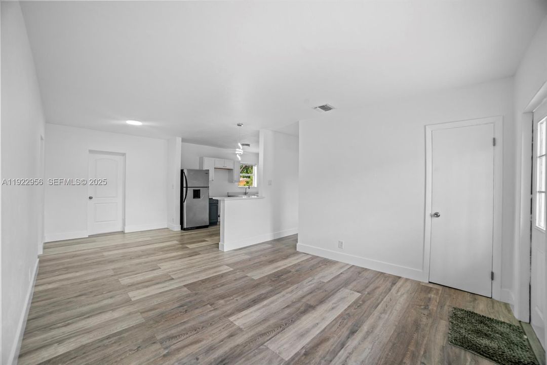 For Sale: $425,999 (5 beds, 2 baths, 1331 Square Feet)