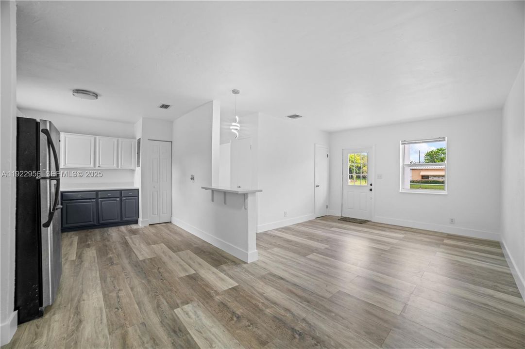 For Sale: $425,999 (5 beds, 2 baths, 1331 Square Feet)