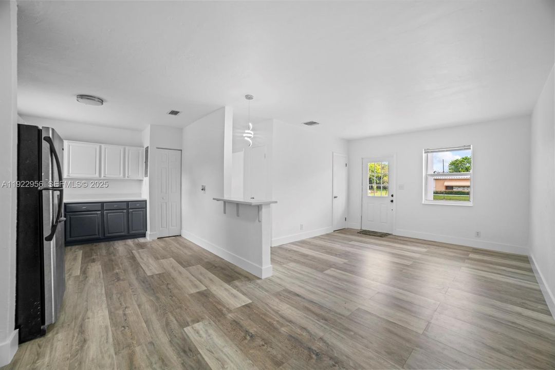 For Sale: $425,999 (5 beds, 2 baths, 1331 Square Feet)