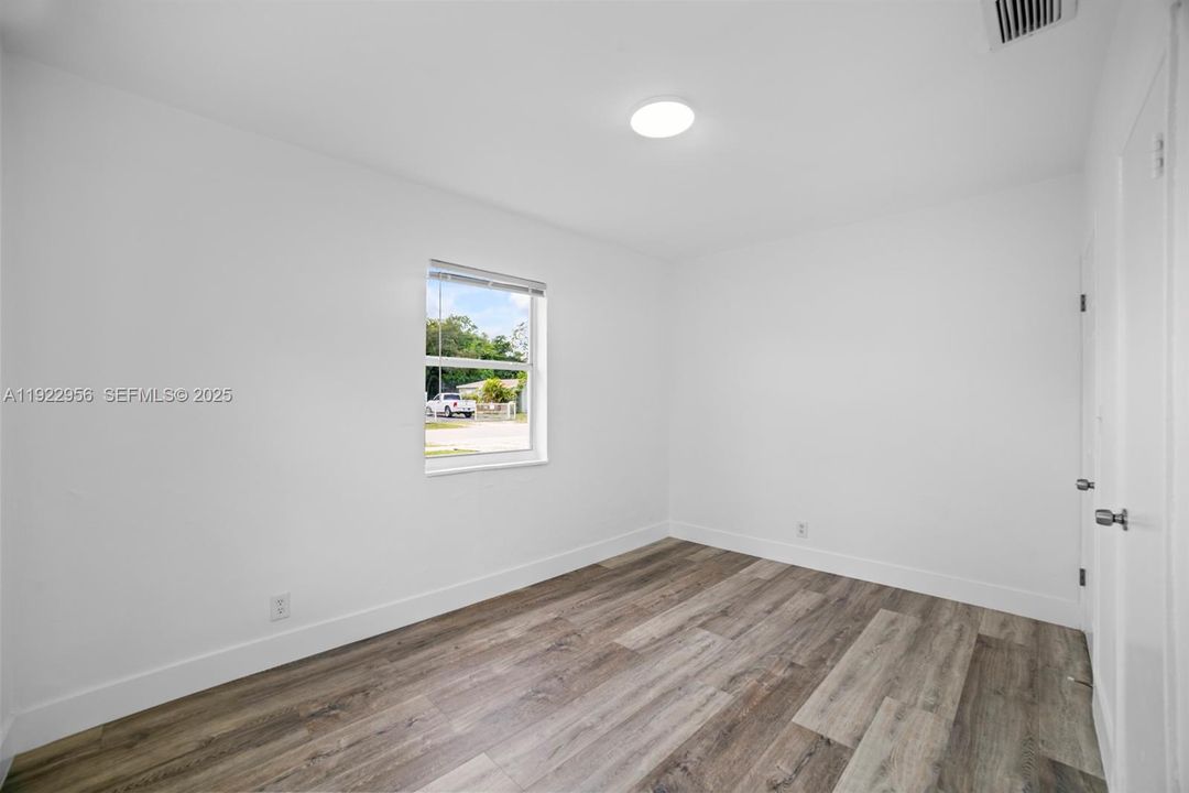 For Sale: $425,999 (5 beds, 2 baths, 1331 Square Feet)